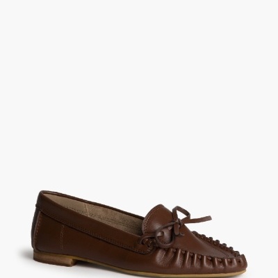 Mocassim feminino castanho em pele com costuras decorativas e laço.