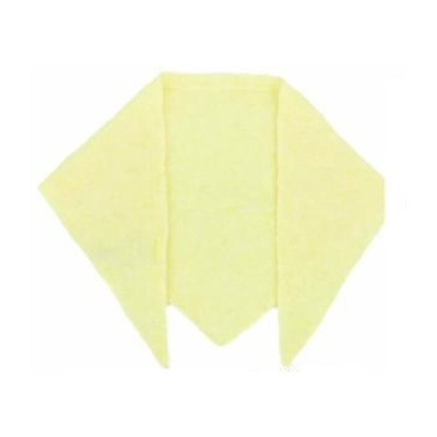 Cachecol amarelo claro em tecido suave sobre fundo branco