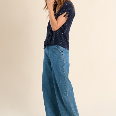 Mulher com roupa casual de ganga e camisola de bolinhas