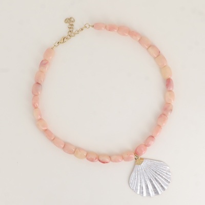 Colar de pedras cor-de-rosa com pendente de concha prateada