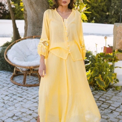 Conjunto feminino amarelo claro com camisa e saia longa em tecido leve