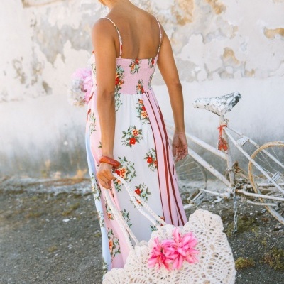 Mulher de costas com vestido floral comprido e bolsa de crochê