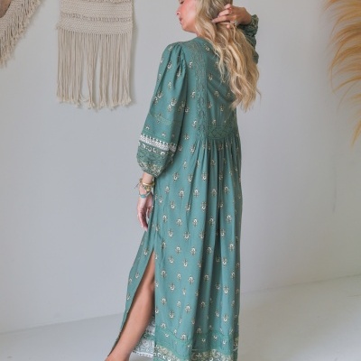 vestido longo verde floral com gola redonda e manga longa bufante