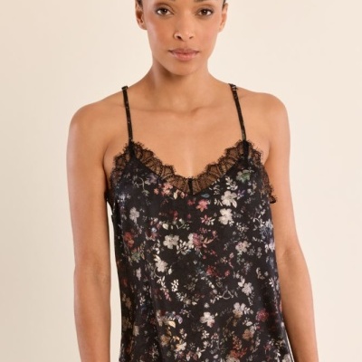 Top preto com padrão floral e renda preta