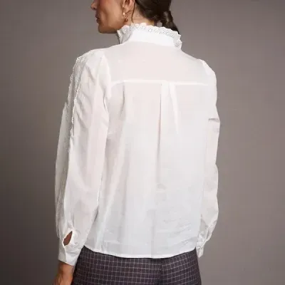 Blusa branca feminina com renda e calças xadrez vista de costas