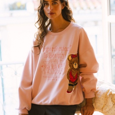 Sweatshirt rosa claro com patch de urso e texto em inscrição frontal