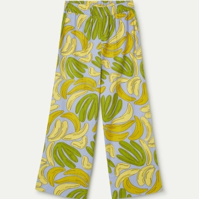 Calças compridas com padrão de bananas amarelas e verdes em tecido azul claro