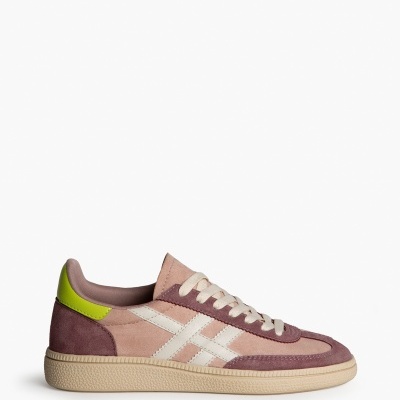 Tênis desportivo rosa com riscas brancas e detalhe amarelo no calcanhar