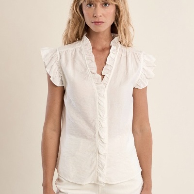 Blusa feminina branca com folhos nas mangas e na frente