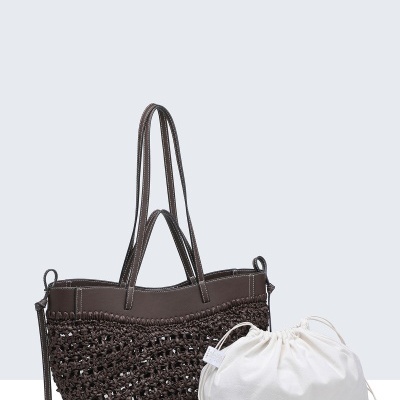 Mala de mão castanha entrelaçada com bolsa interior branca de tecido.