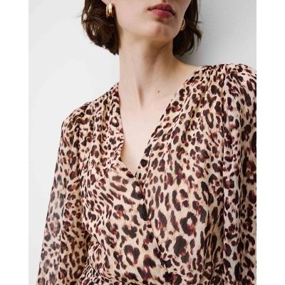 Blusa feminina com padrão de pele de leopardo em tons de bege, castanho e preto