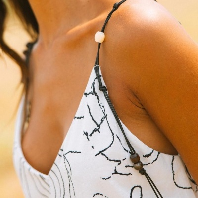 Vestido branco com padrão preto e alças finas com contas coloridas
