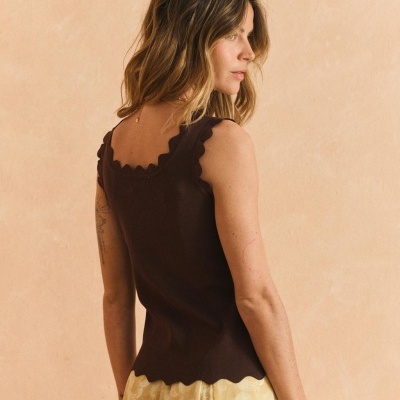 Top de alças castanho canelado com bordas onduladas visto de costas.