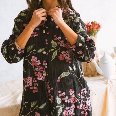 Blusa preta com bordados florais rosa e verdes, botões dourados em forma de flor