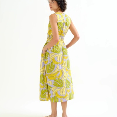 Vestido midi com padrão de bananas em amarelo e verde sobre fundo lilás