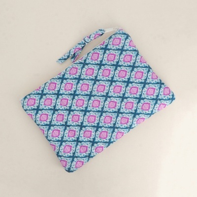 Bolsa de mão com padrão geométrico azul, rosa e branco