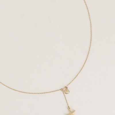 Colar dourado com pendente estrela-do-mar e concha em fundo branco