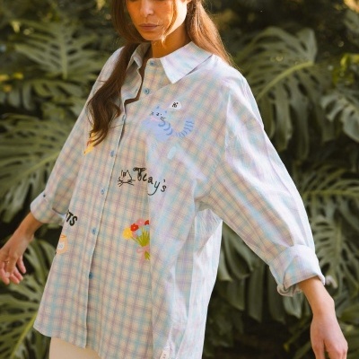 Camisa xadrez pastel com estampas de gato e flores