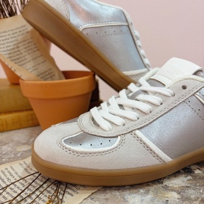 Tênis esporte em couro prateado e camurça bege com sola castanha