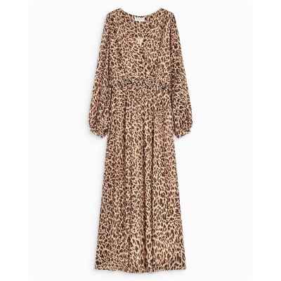 Vestido comprido com padrão leopardo em tons castanho e bege, mangas compridas bufantes