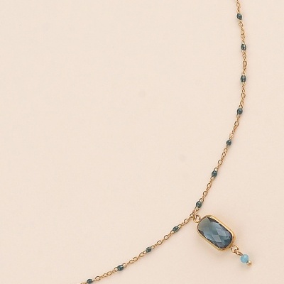 Colar dourado com pedras azuis e pendente azul escuro