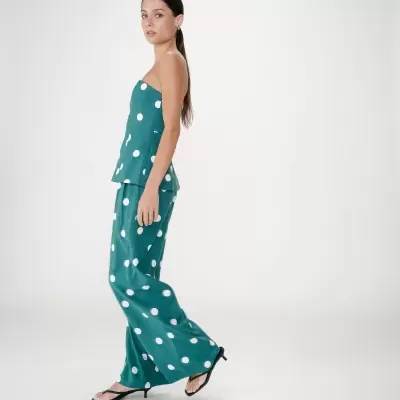 Conjunto feminino azul petróleo com bolinhas brancas e sandálias pretas