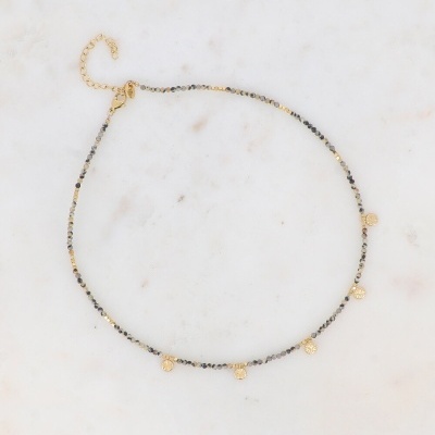 Colar delicado com contas cinza e pendentes dourados