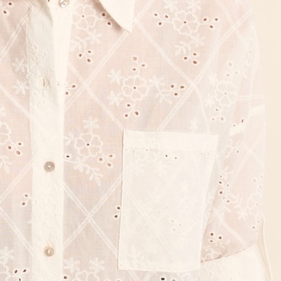 Camisa branca bordada com bolso e botões