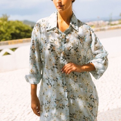 Camisa feminina azul claro com padrão floral e botões com pérolas