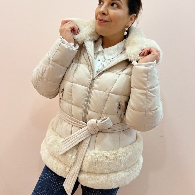 Casaco acolchoado bege com cinto e detalhes em pelo sintético