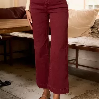 Calças de ganga bordeaux com camisa creme e sapatos nude