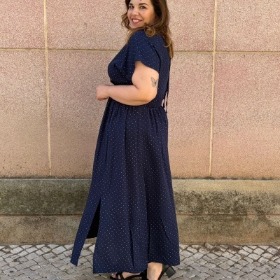 Vestido longo azul escuro com pequenos pontos brancos e sandálias pretas