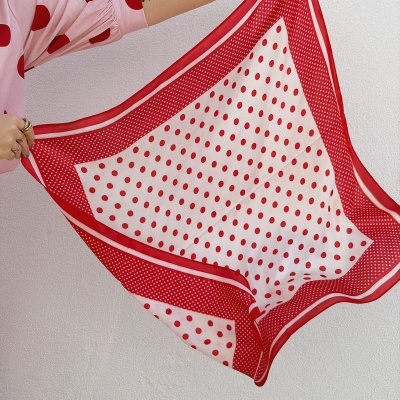 Lenço quadrado com padrão de bolinhas vermelhas em fundo branco e bordas vermelhas