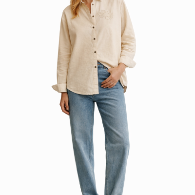 Mulher com camisa bege, jeans azul e mocassins marrons