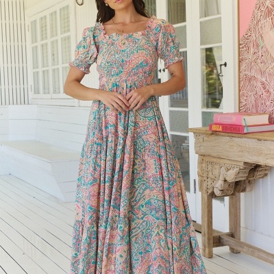 Vestido longo com padrão colorido floral e arabesco