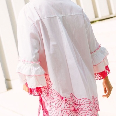 Camisa branca com detalhes florais rosas em renda e mangas bufantes