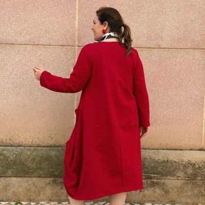 Vestido vermelho comprido com bolsos e lenço no pescoço em calçada portuguesa