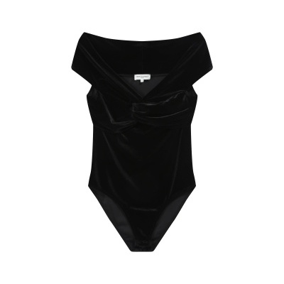 Body feminino preto em veludo com decote ombro a ombro e laço frontal