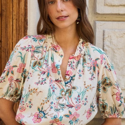 Blusa floral feminina com mangas curtas e cinto de fibra natural