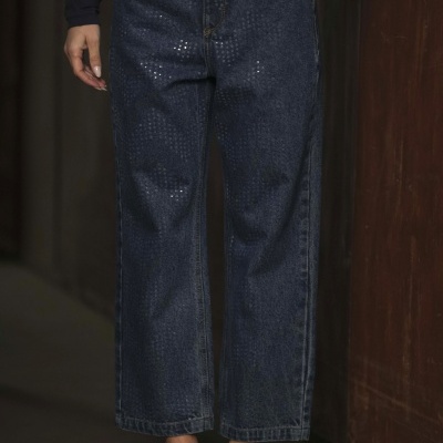 Calças de ganga azul escuro com padrão brilhante e sapatos de salto creme