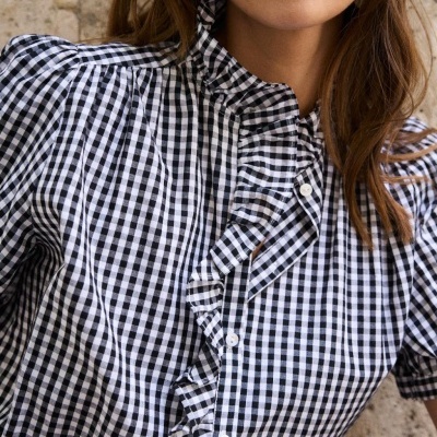 Blusa feminina xadrez preto e branco com babados e botões brancos