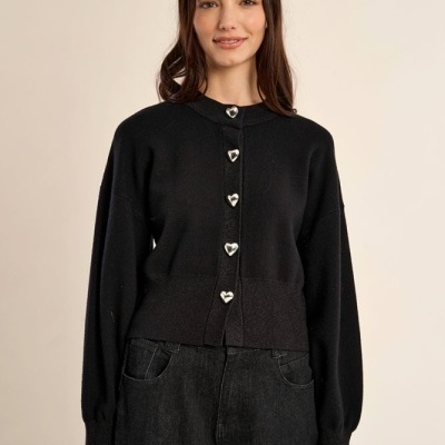 Camisola preta com botões de coração prateados e jeans pretos