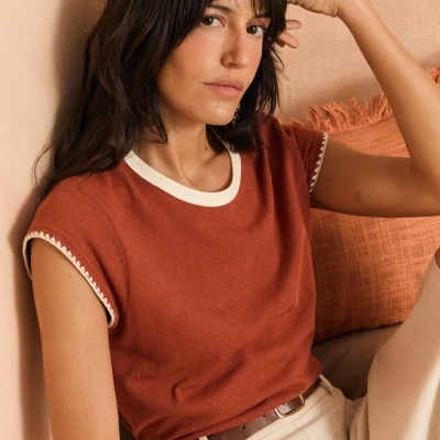 T-shirt feminina castanho avermelhado com detalhes creme nas mangas e gola