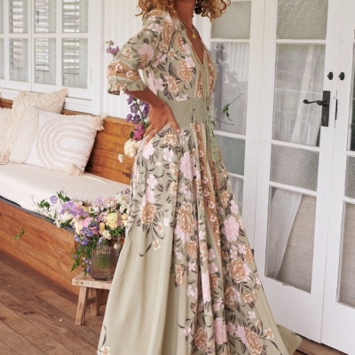 Vestido comprido florido verde, bege, rosa e castanho com decote V e cintura franzida