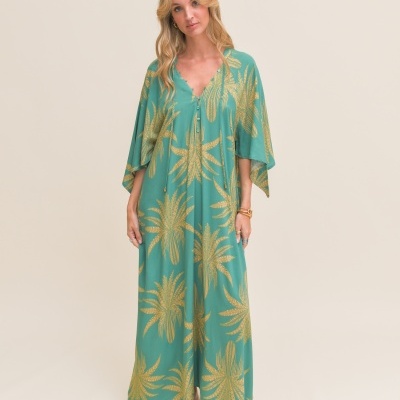 Vestido longo verde com estampado amarelo de folhas, decote em V com botões e manga 3/4 ampla
