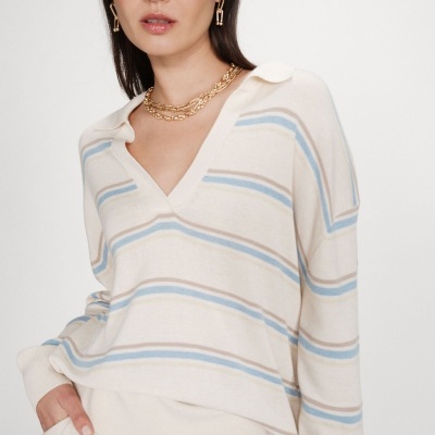 Camisola creme com riscas azuis e bege e decote em V largo