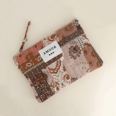 Estojo de tecido patchwork castanho com etiqueta AMOUR