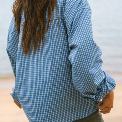 Camisa xadrez azul e branca de manga comprida vista de costas
