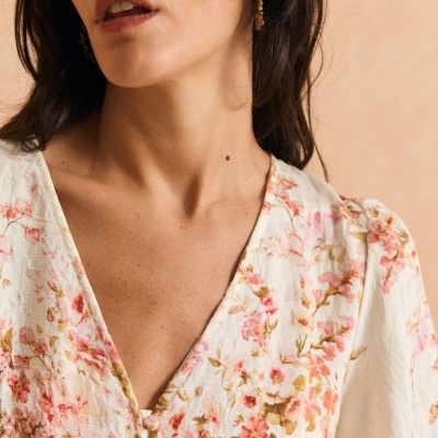 Blusa floral com decote em V e botão na frente