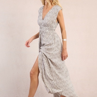 Vestido comprido estampado em modelo feminino com sandálias prateadas